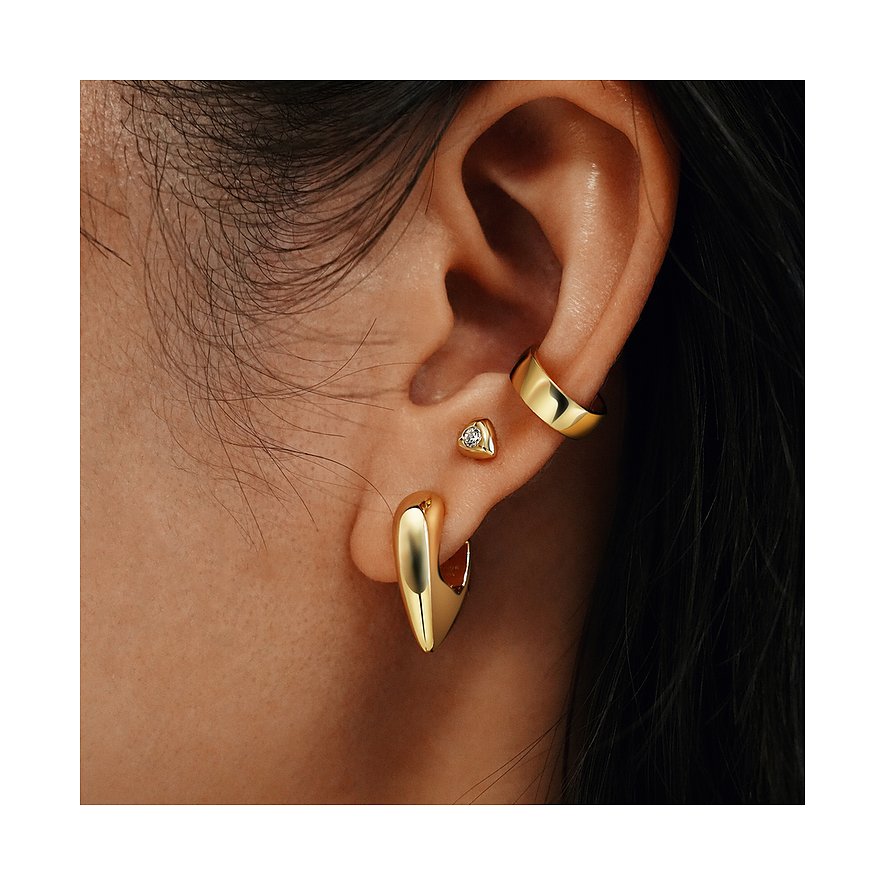 Nahaufnahme-Ohr eines Models mit mehreren Ania Haie Ohrringen aus 925er Silber, inklusive goldenem Creolen-Ohrschmuck
