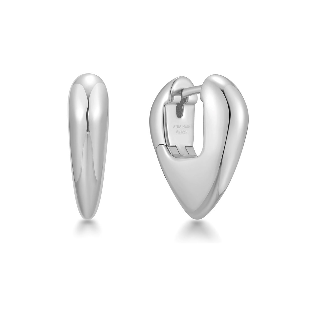Deux boucles d'oreilles Ania Haie brillantes en argent 925, forme larme, sur fond blanc, l'une ouverte.
