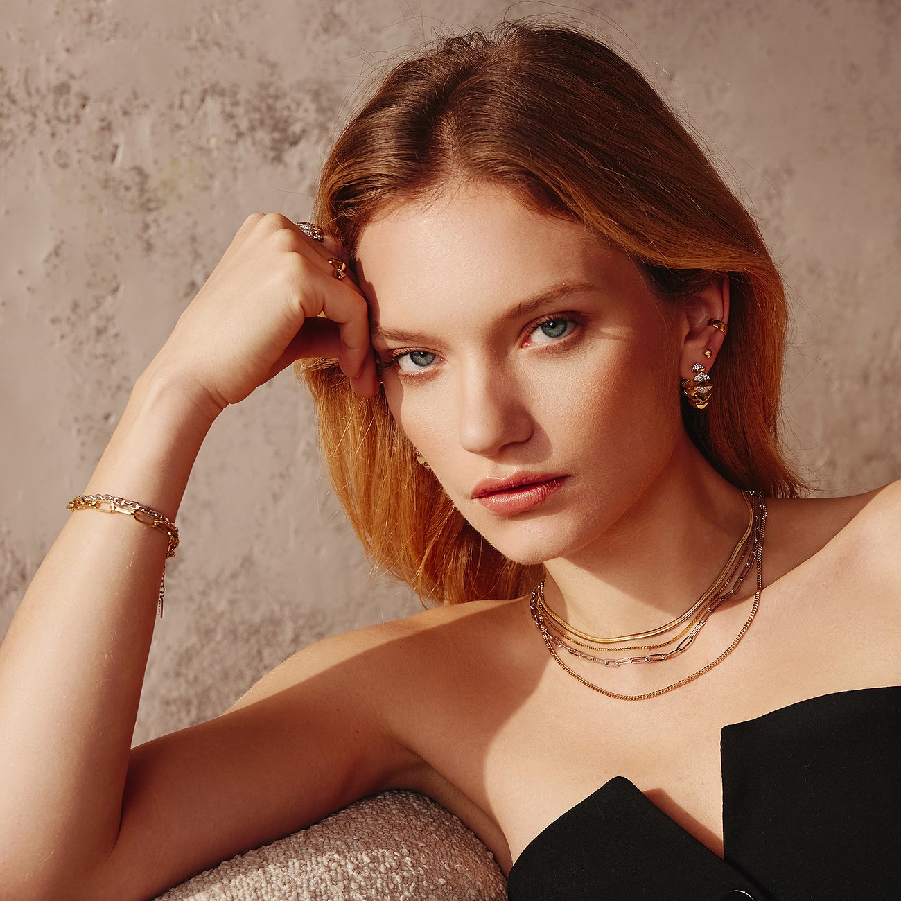 Model draagt een Ania Haie zilveren halsketting. Ze draagt ook een bijpassende armband en oorbellen.