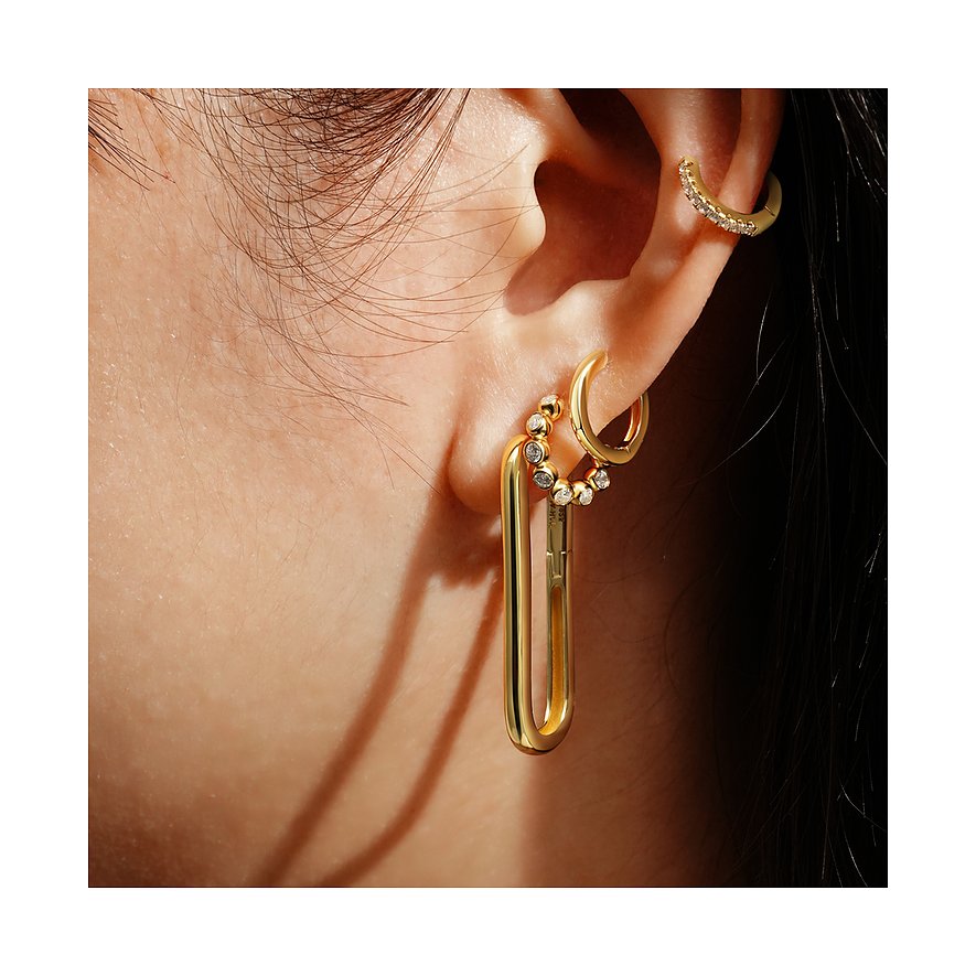 Ania Haie Ohrring aus vergoldetem Silber mit ovalem Design und Zirkonia als Zierelement, getragen von einem Model.