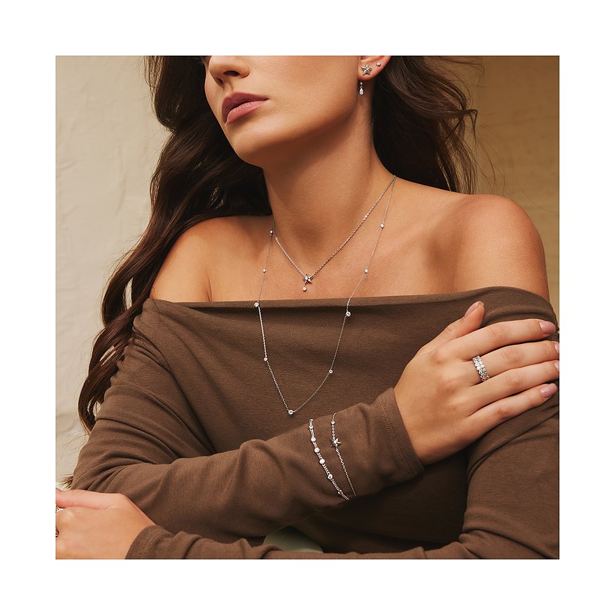 Een model draagt een zilveren Ania Haie ketting met zirkonia kleurstenen en bijpassende sieradenset.