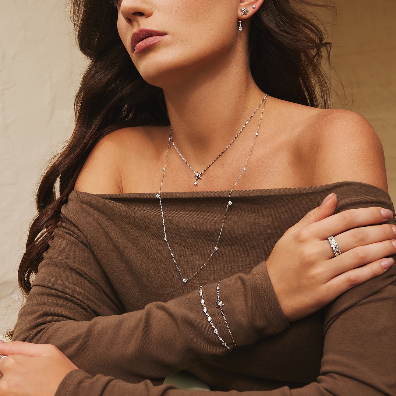 Een model draagt een zilveren Ania Haie ketting met zirkonia kleurstenen en bijpassende sieradenset.