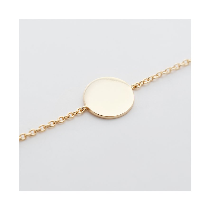 FAVS Armschmuck in Silber. Ein schmaler, goldfarbener Kettenarmschmuck in Nahaufnahme mit einem runden Anhänger.