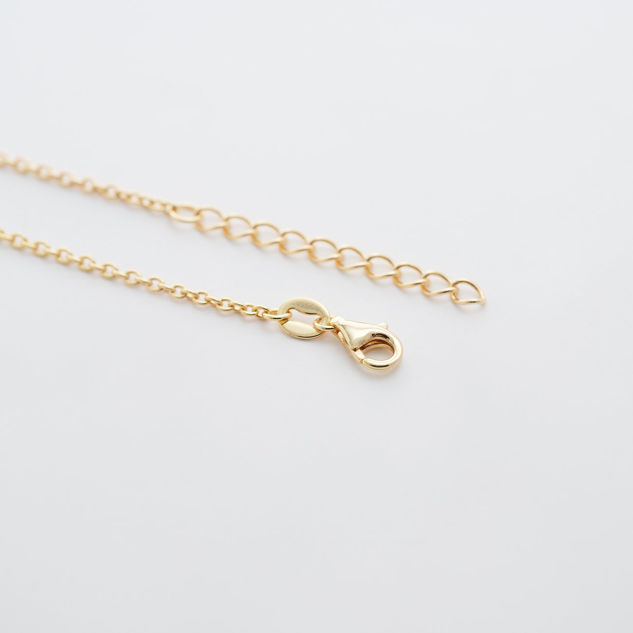 Detailaufnahme des Verschlusses eines goldfarbenen Armschmucks der Marke FAVS aus 925er Silber.