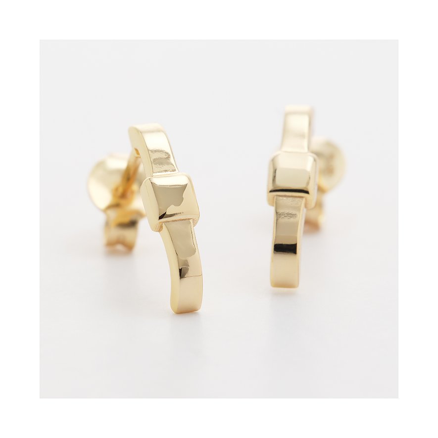 FAVS Ohrschmuck aus glänzendem goldfarbenem Silber 925, nah aufgenommen auf weißem Hintergrund.