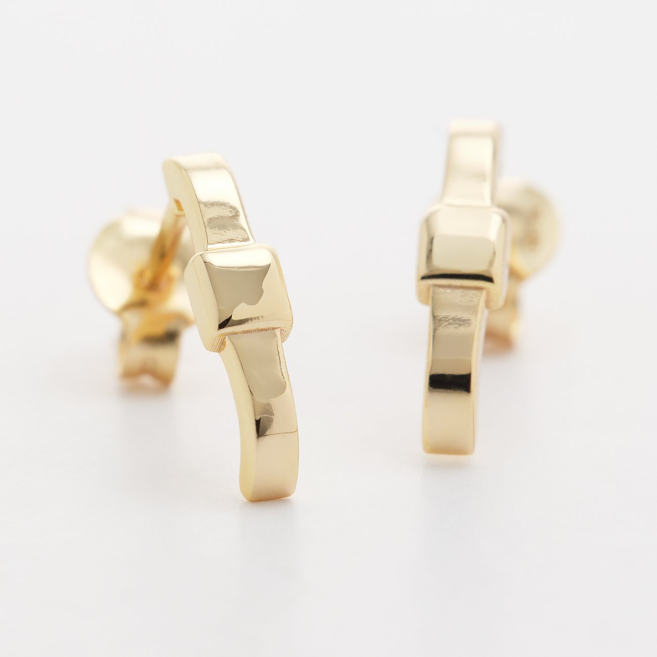 FAVS Ohrschmuck aus glänzendem goldfarbenem Silber 925, nah aufgenommen auf weißem Hintergrund.