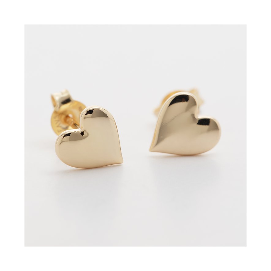 FAVS Ohrschmuck: Glänzende goldfarbene Herzohrstecker aus 925 Silber, leicht nach links gedreht auf weißem Untergrund.