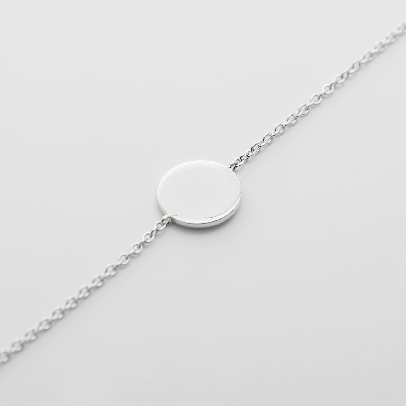 FAVS Armschmuck aus 925er Silber mit einer runden, glatten Plakette in der Mitte der Kette.