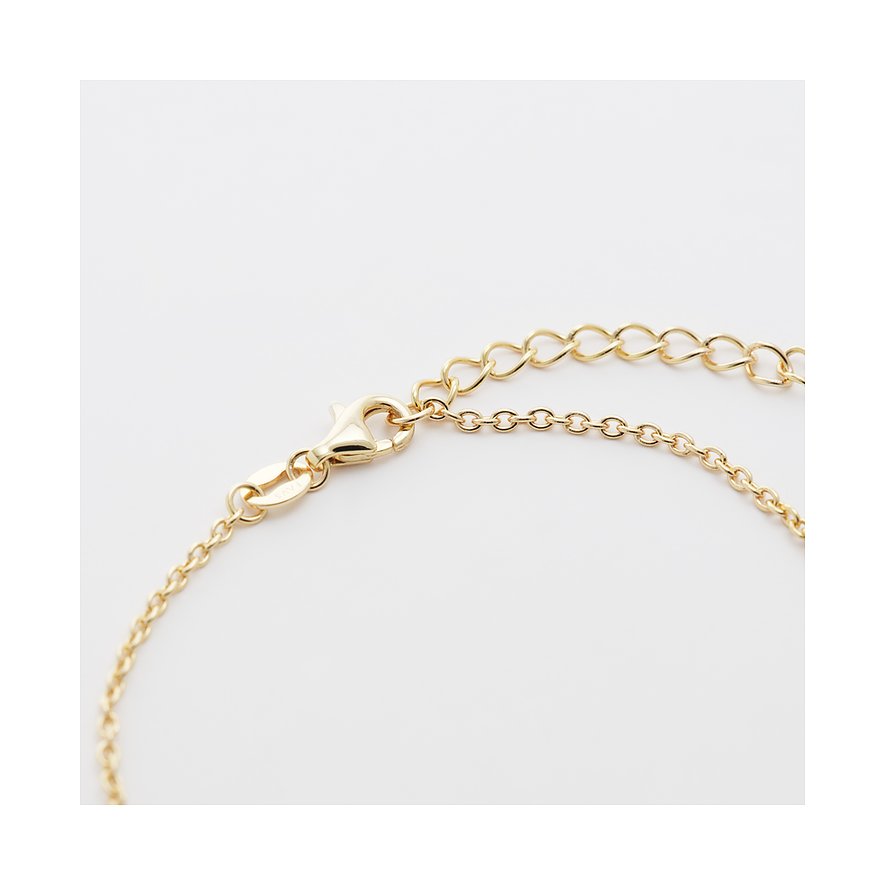 Gros plan du fermoir d'un bracelet FAVS en argent sterling 925 plaqué or, avec œillets d'ajustement.