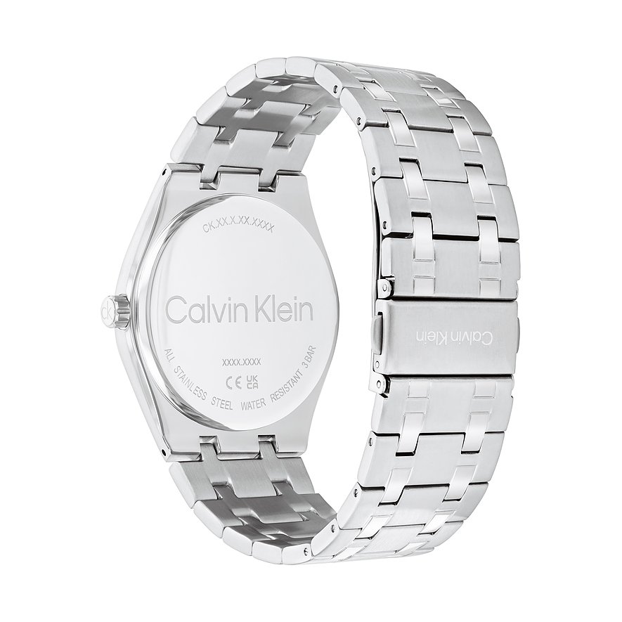 Rückseite einer Calvin Klein Herrenuhr aus Edelstahl mit eingraviertem Markenlogo und technischen Details.