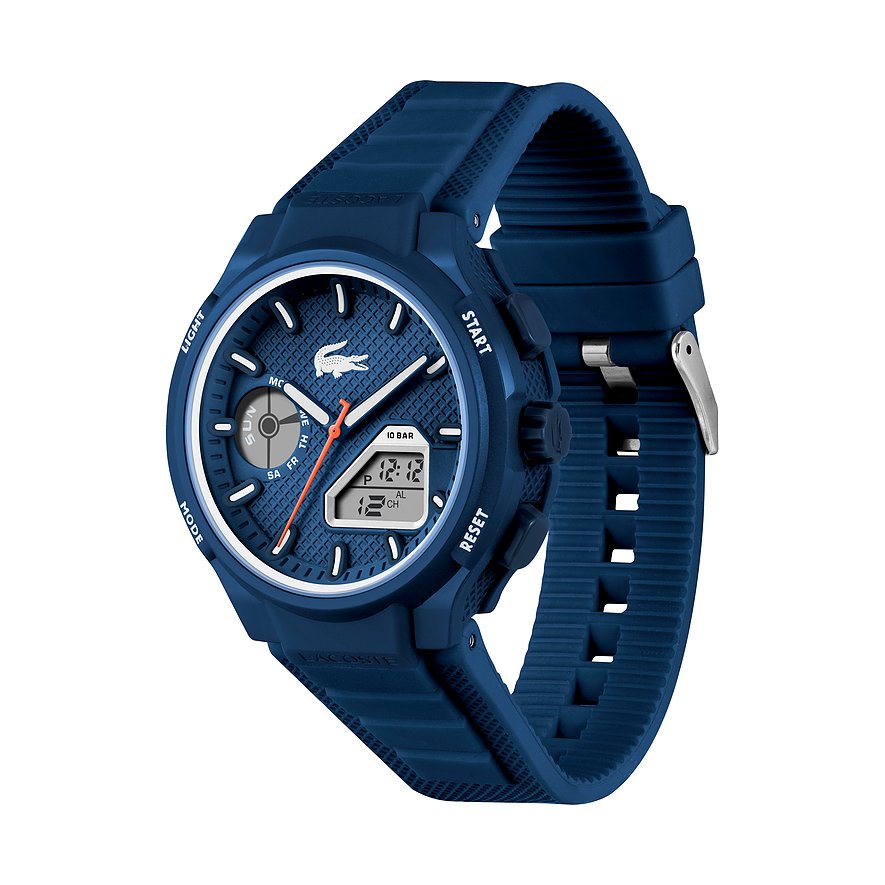 Eine Lacoste Herrenuhr mit blauem Kunststoffband und blauem Zifferblatt aus Edelstahl, das digitale Anzeigen hat.