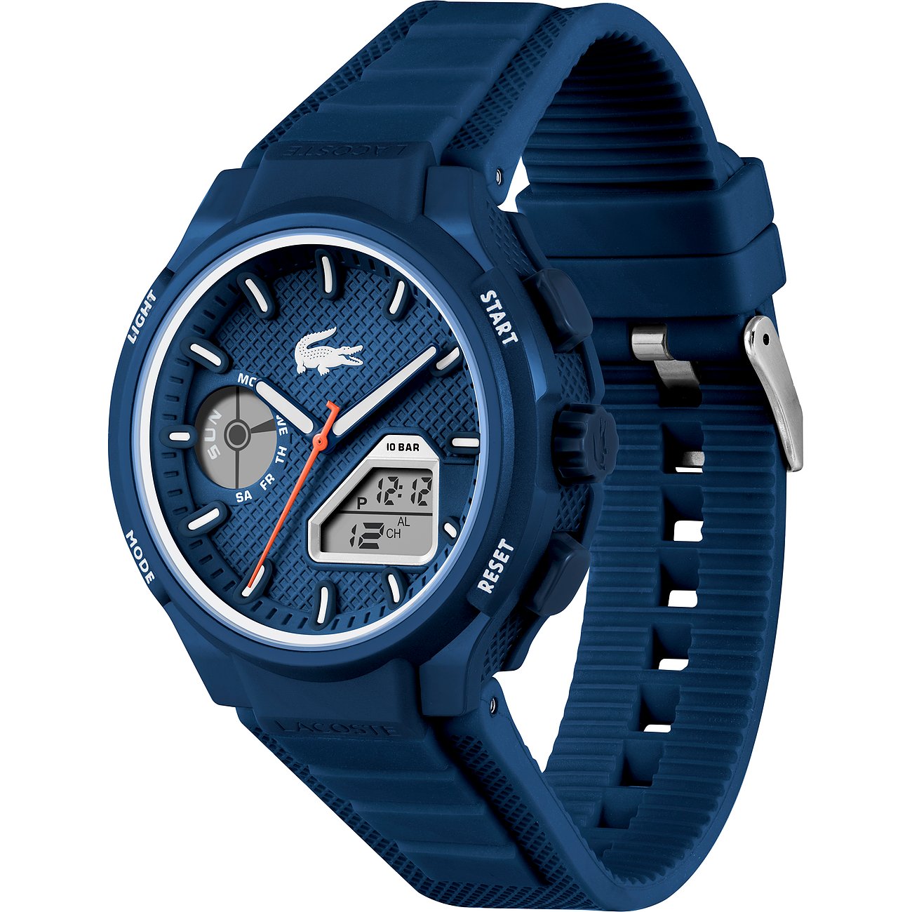 Eine Lacoste Herrenuhr mit blauem Kunststoffband und blauem Zifferblatt aus Edelstahl, das digitale Anzeigen hat.