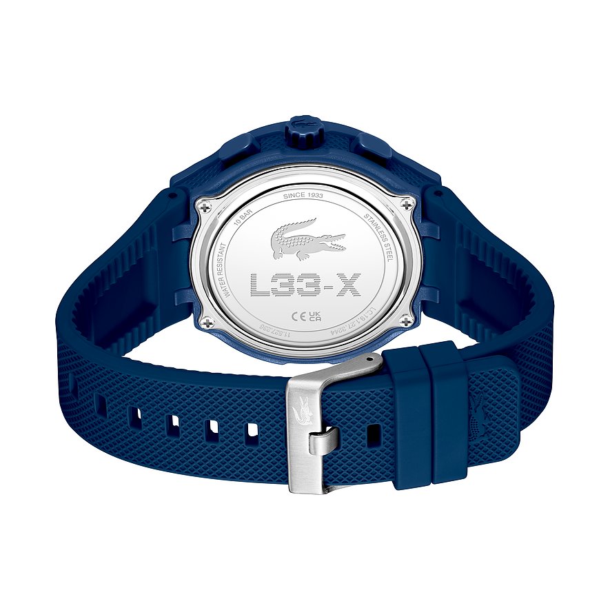 Rückseite einer Lacoste Herrenuhr mit Krokodil-Logo und L33-X Gravur auf dem Edelstahlboden, blaues Kunststoffarmband.