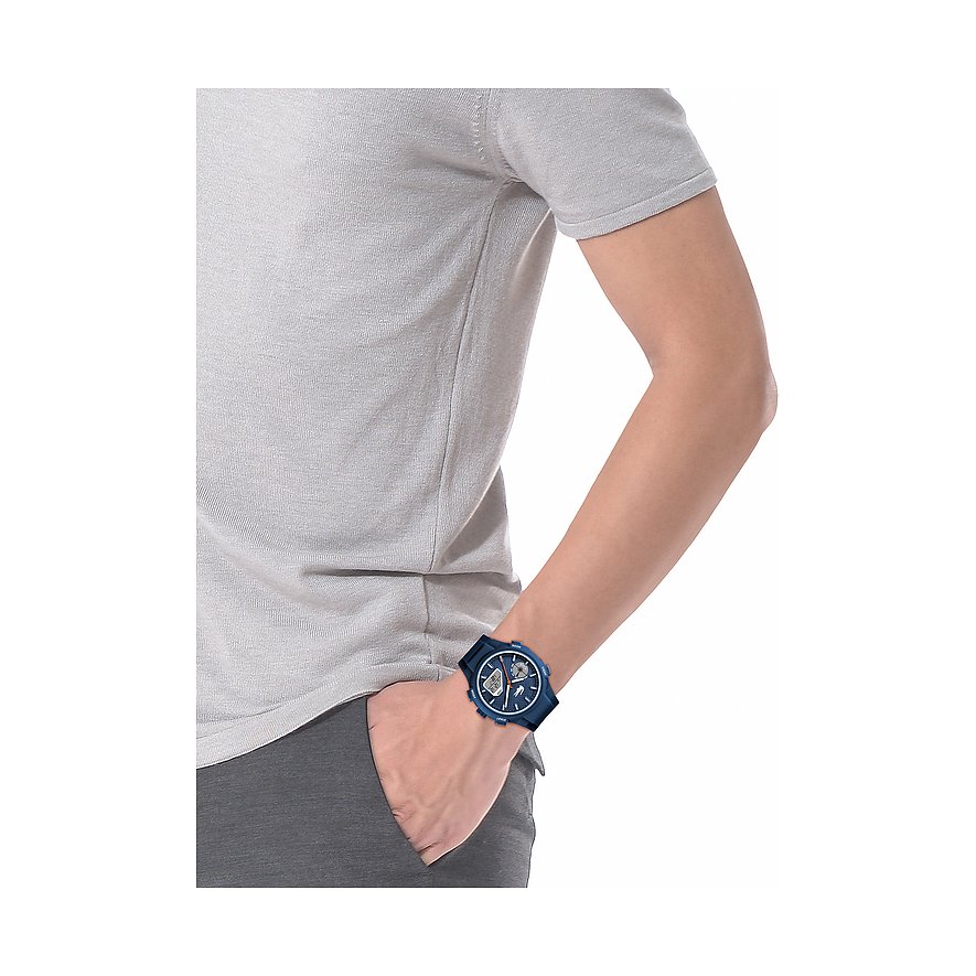 Am Handgelenk eines Mannes ist eine blaue Lacoste Herrenuhr aus Edelstahl und Kunststoff zu sehen.