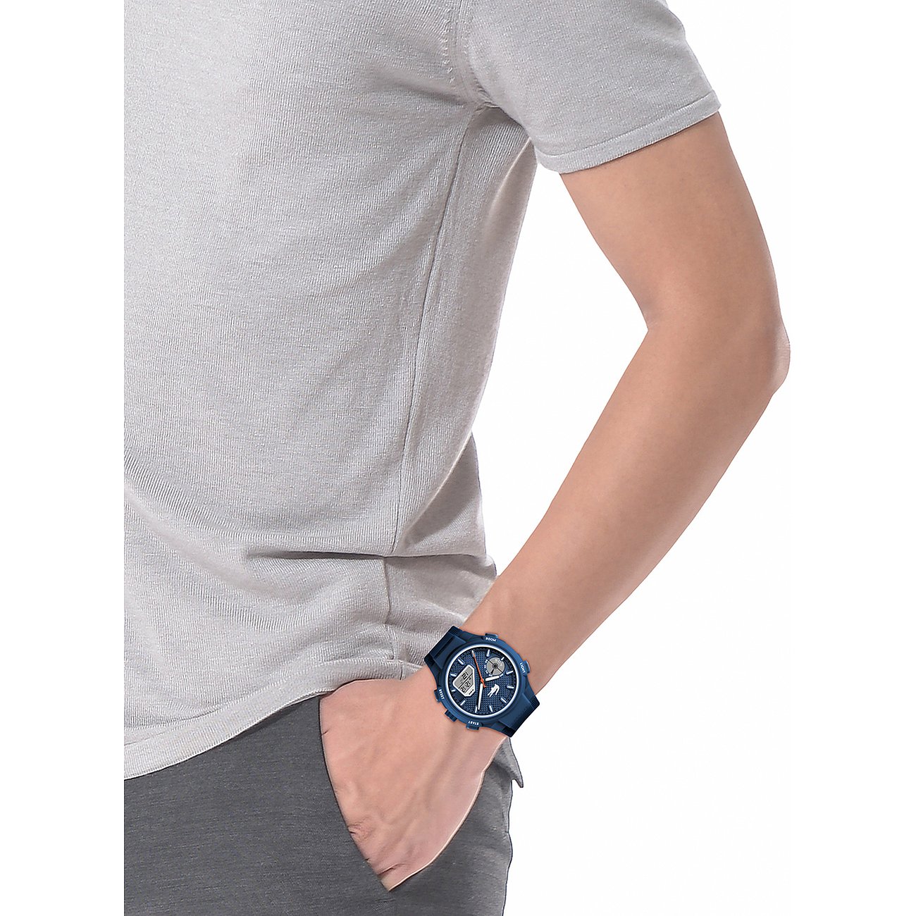 Am Handgelenk eines Mannes ist eine blaue Lacoste Herrenuhr aus Edelstahl und Kunststoff zu sehen.