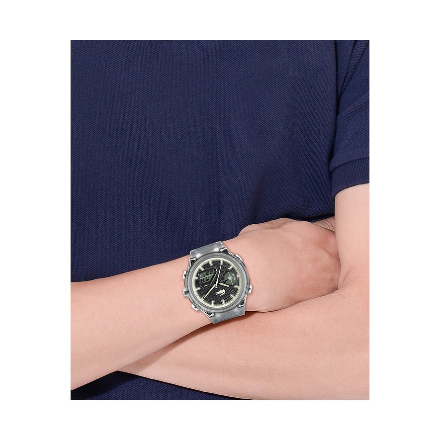 Am Handgelenk eines Mannes getragene Lacoste Herrenuhr aus Edelstahl und Kunststoff mit digitalem Display.