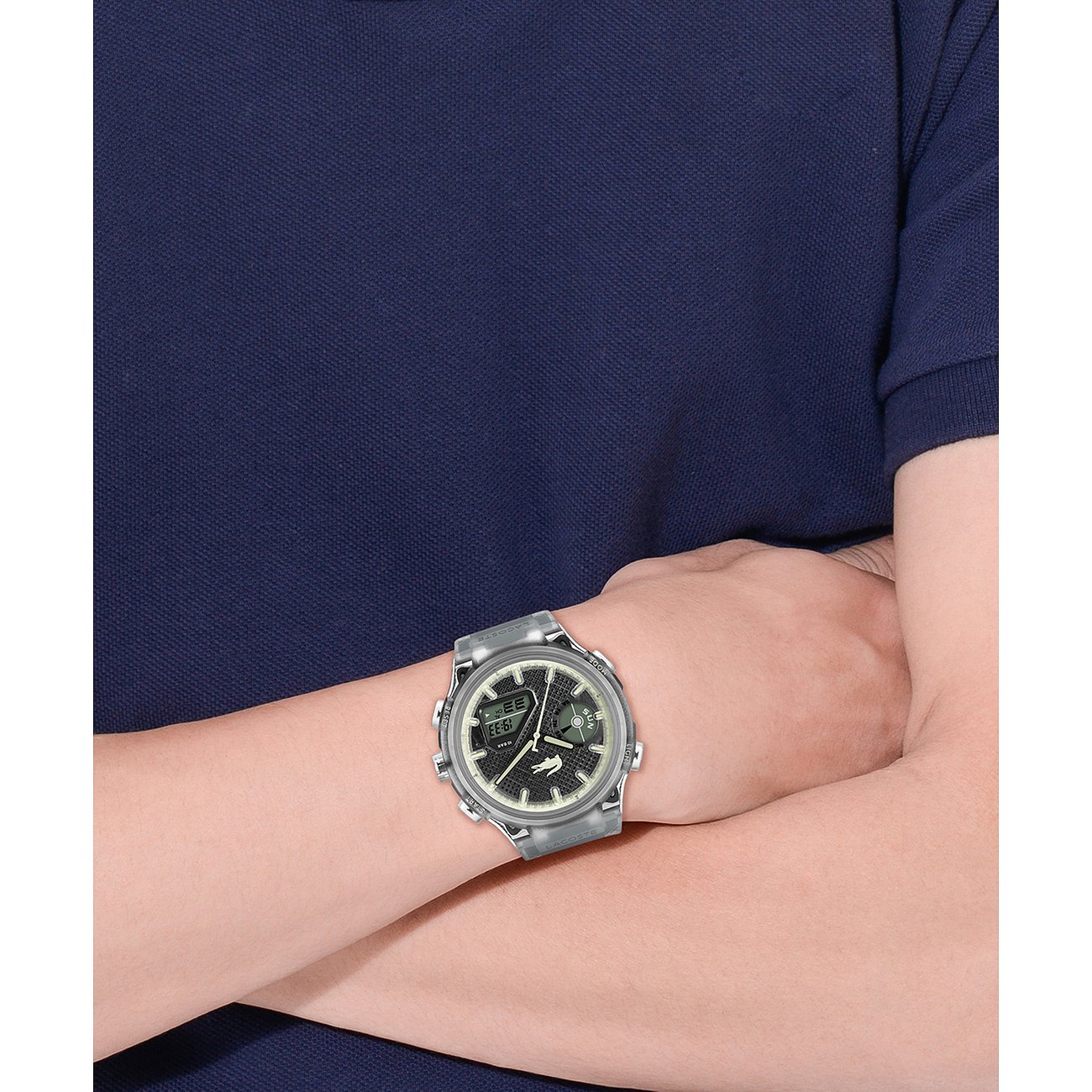 Am Handgelenk eines Mannes getragene Lacoste Herrenuhr aus Edelstahl und Kunststoff mit digitalem Display.