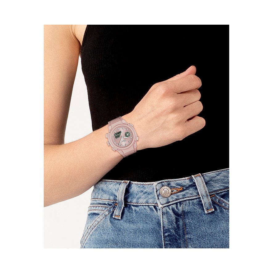 Am Handgelenk getragene Damenuhr von Lacoste mit lachsfarbenem Kunststoffgehäuse und Band.