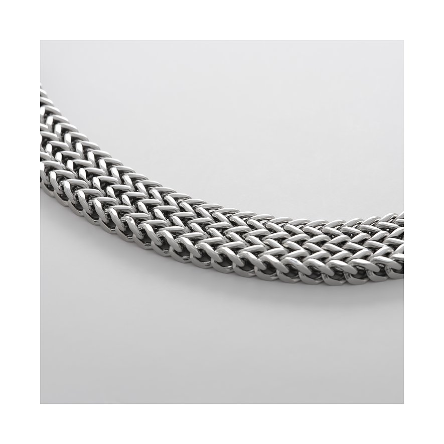 Detailaufnahme des FAVS Armschmucks aus Edelstahl in Form einer breiten, flachen Kette mit eng verflochtenen Gliedern.