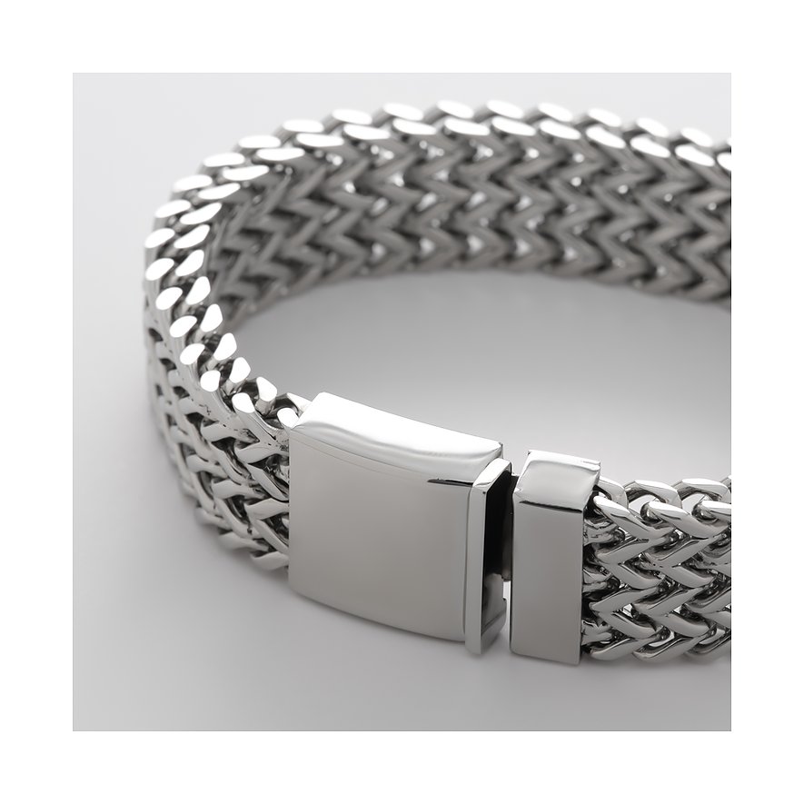 FAVS Edelstahl Armschmuck mit glänzendem Verschluss und geflochtenen Gliedern in Nahaufnahme.