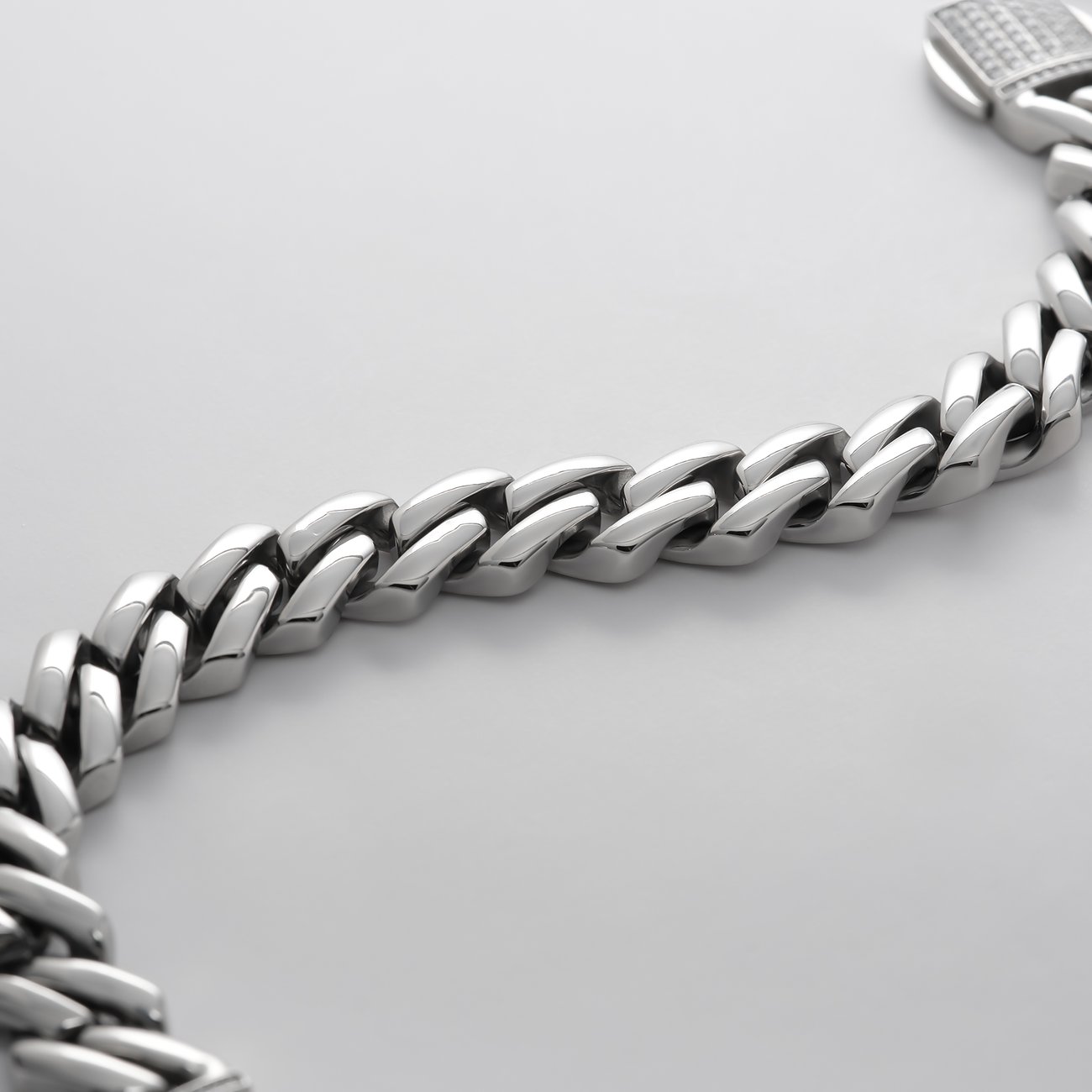 FAVS Armschmuck aus Edelstahl mit Zirkonia-Stein. Eine silberfarbene Gliederkette mit breiten, glänzenden Elementen.