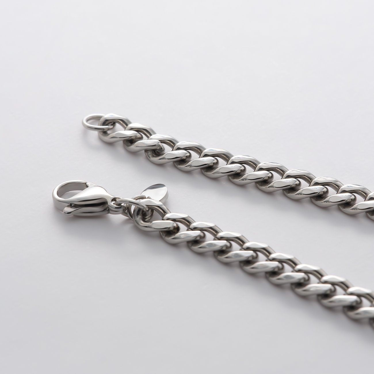 FAVS stalen armsieraad, een grof, glanzend schakelarmband met karabijnsluiting op een witte achtergrond.