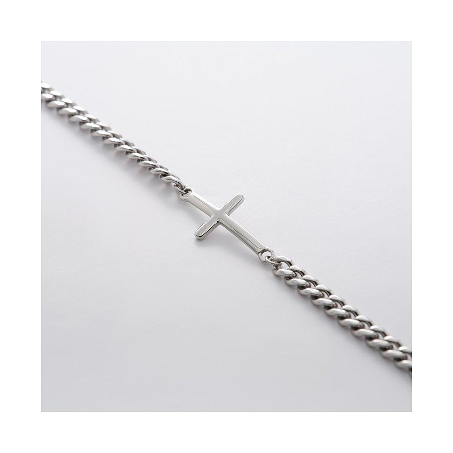 FAVS roestvrijstalen armband met een eenvoudige kruishanger, schuin liggend op een witte achtergrond.
