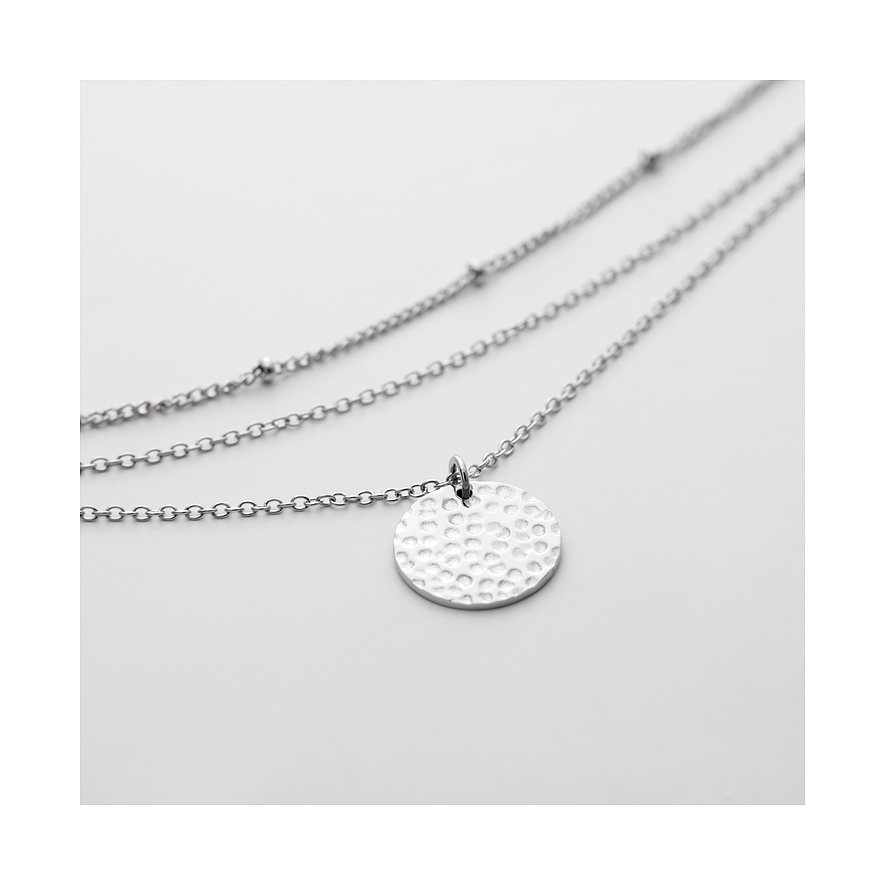 FAVS Halsschmuck: dreireihige Kette aus Edelstahl mit einem gehämmerten runden Plättchen in der Mitte.