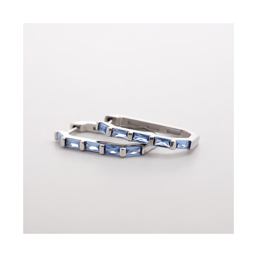CHRIST örhängen i återvunnet 925 silver med flera snedställda blåa baguette-zirkonia.