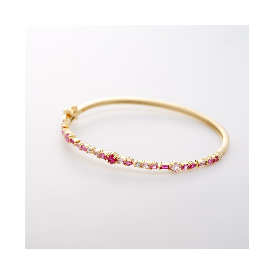 CHRIST Armreif mit recyceltem Gold, besetzt mit unregelmäßig angeordneten rosa Zirkonia-Farbsteinen.