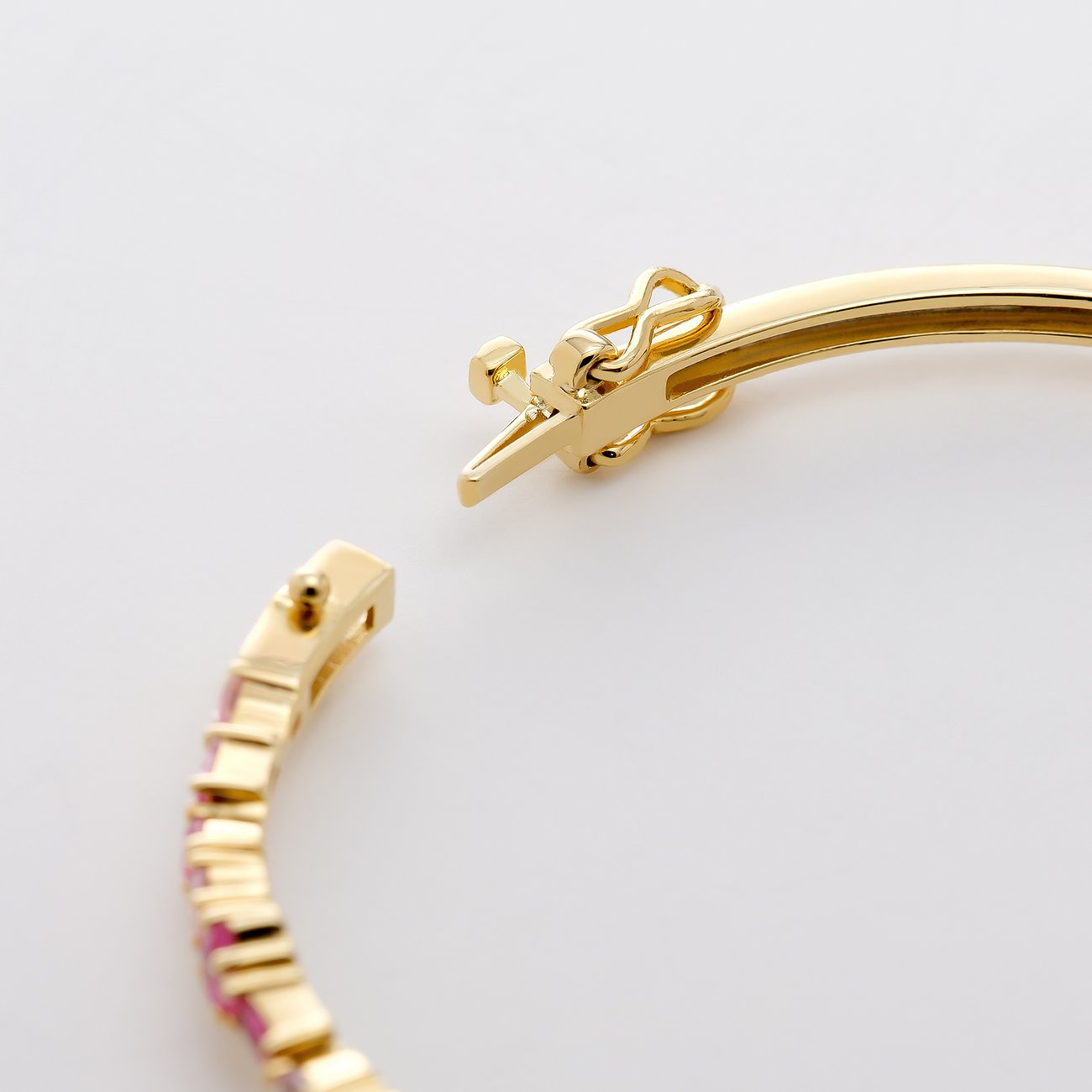Detailansicht des geöffneten Armbands von CHRIST aus Sterlingsilber mit goldfarbener Beschichtung und Zirkonia.