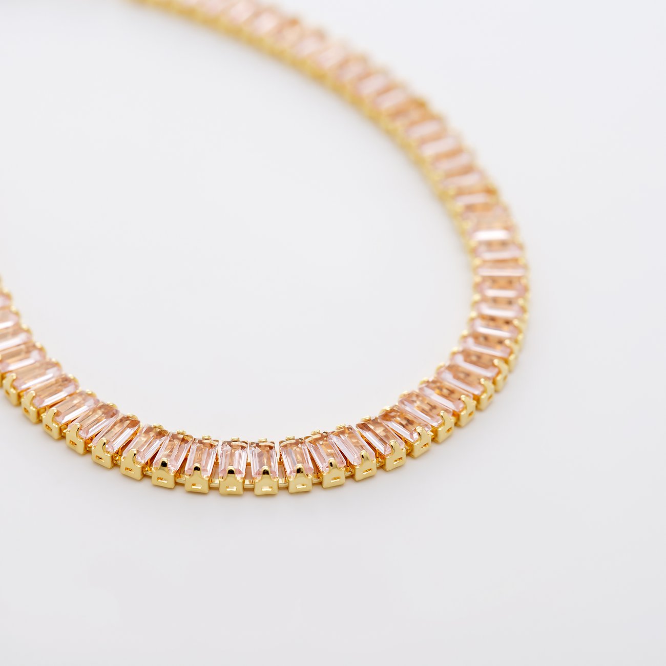Nahaufnahme eines CHRIST Armbands aus recyceltem Silber mit Baguette-Zirkonia in Roségold-Optik.