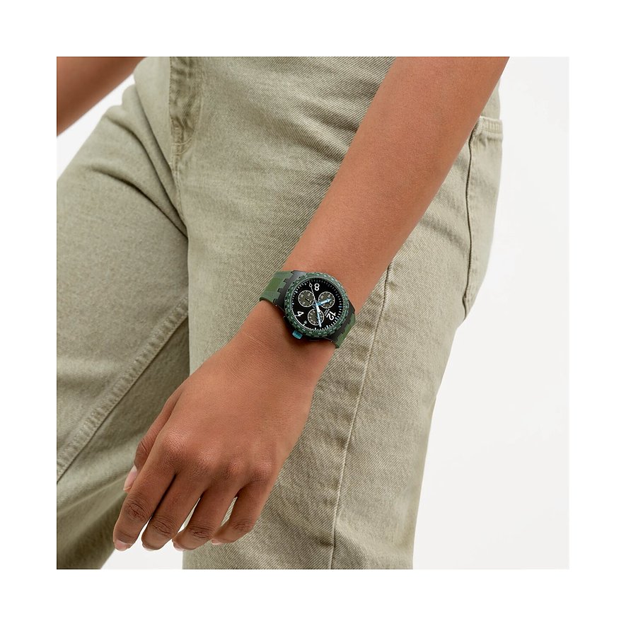 Dettaglio Swatch unisex in plastica verde scuro, indossato al polso, quadrante mostrato da vicino.