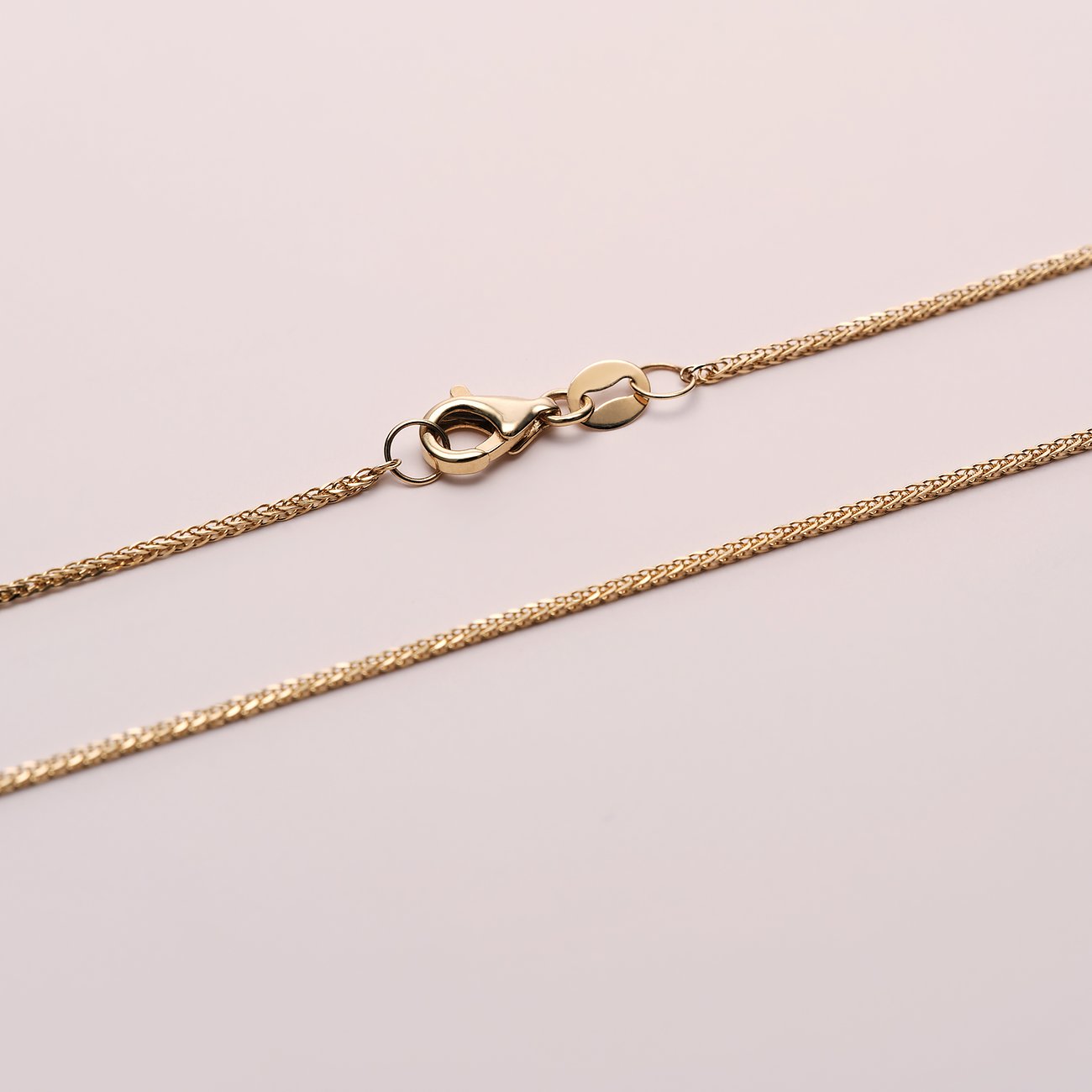 CHRIST Halskette aus 585 Gelbgold im Detail mit Karabinerverschluss.