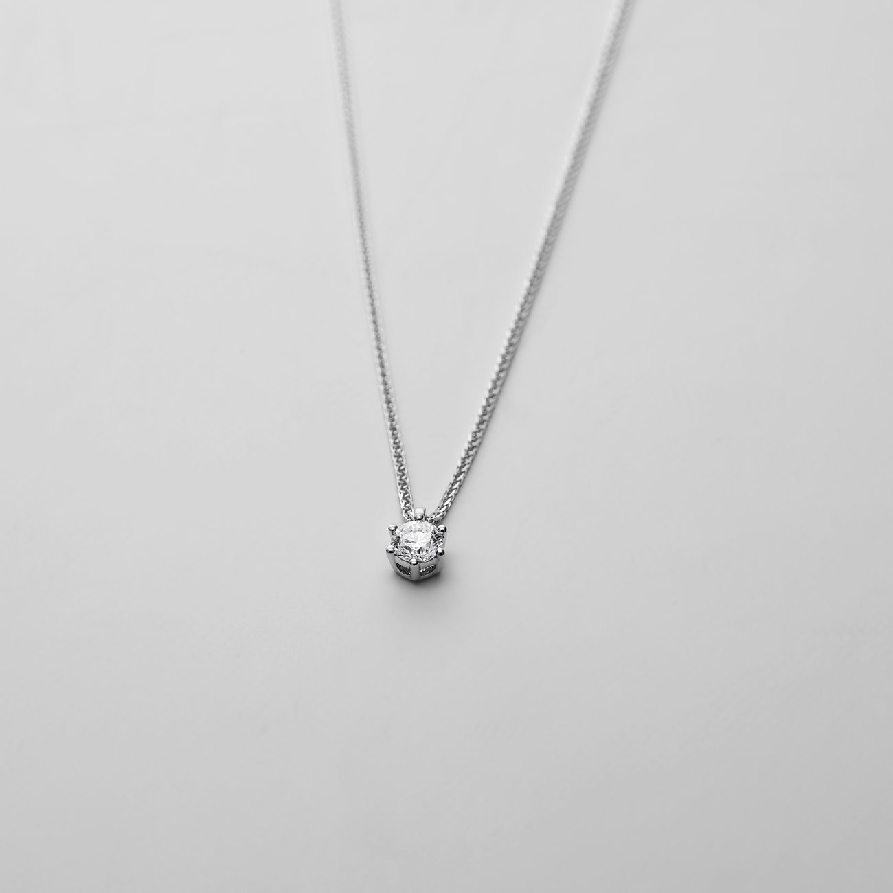 CHRIST Halsschmuck aus 585 Weißgold mit einem mittig sitzenden, runden Diamanten, der in einer Fassung gefasst ist.