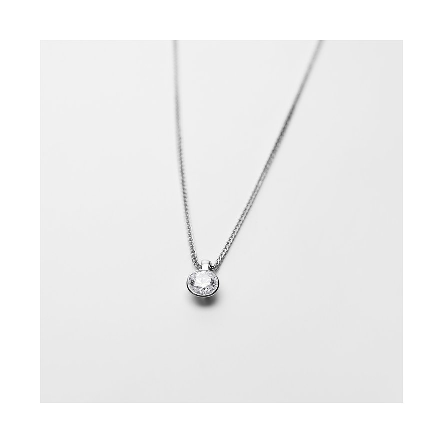CHRIST Halsschmuck aus 585er Weißgold mit einem runden, brillanten Diamanten auf einem schlichten Kettchen.
