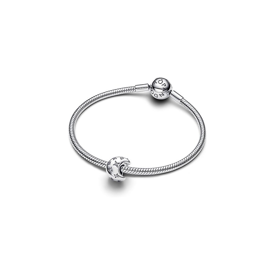 Close-up eines Pandora Armbands aus Silber mit einem Mond-Motiv Anhänger, besetzt mit Zirkonia und Sternen.