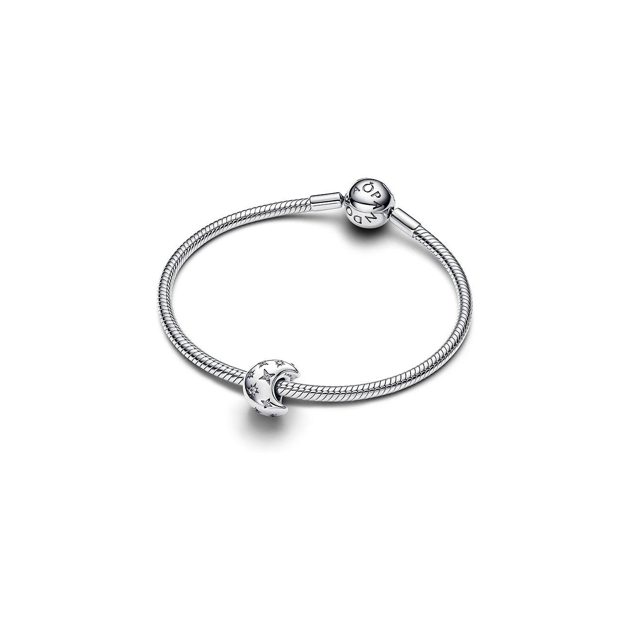 Close-up eines Pandora Armbands aus Silber mit einem Mond-Motiv Anhänger, besetzt mit Zirkonia und Sternen.