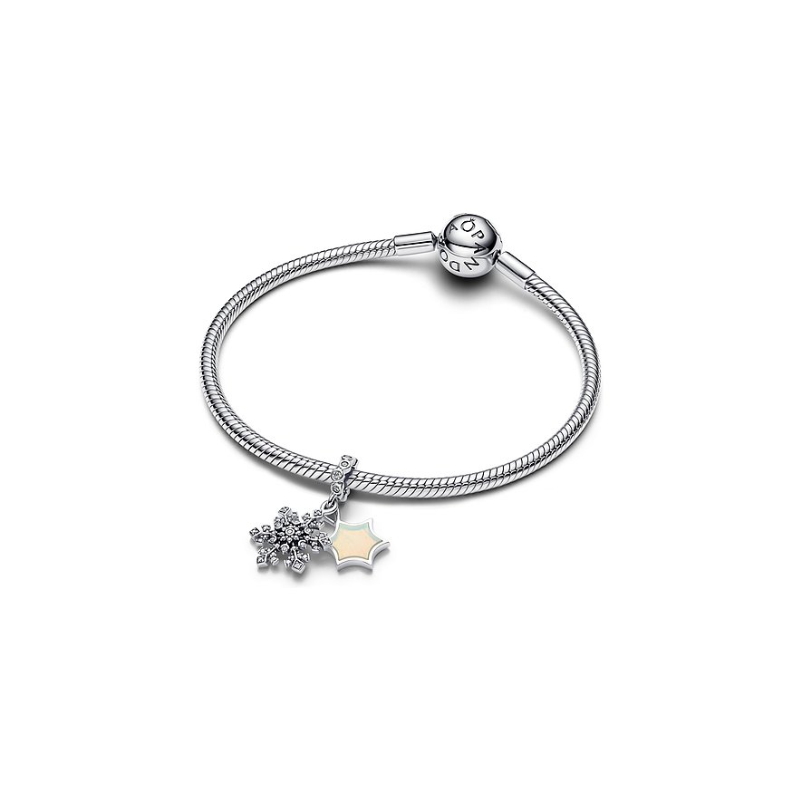 Pandora Armband aus Silber mit silberfarbenem Schneeflocken-Anhänger und einem weiteren Anhänger mit Zirkonia-Stein.