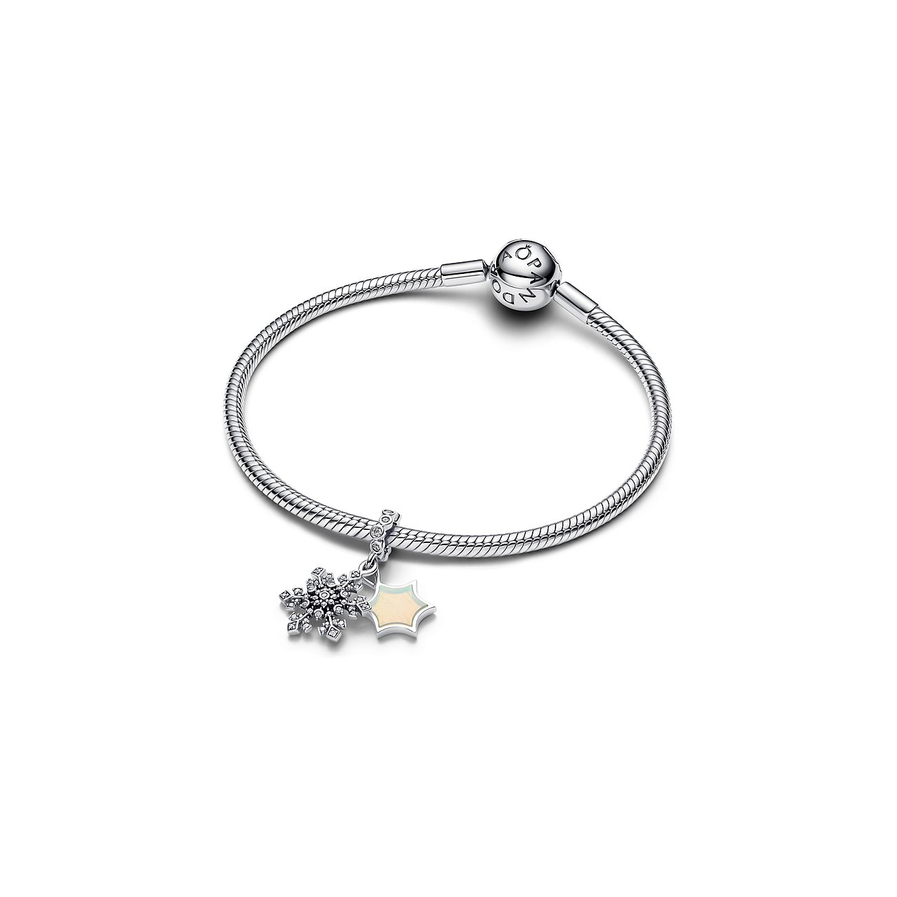 Pandora Armband aus Silber mit silberfarbenem Schneeflocken-Anhänger und einem weiteren Anhänger mit Zirkonia-Stein.