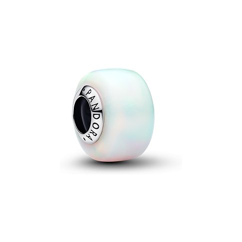 Nahaufnahme eines Pandora Charm-Anhängers aus 925er Silber mit irisierendem, perlmuttschimmerndem Glanz.