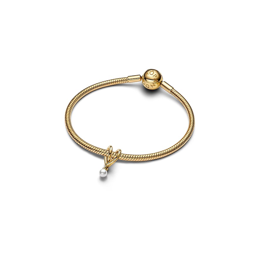 Ein Pandora Schlangenkettenarmband aus goldenem Metall mit einem Anhänger und einer hängenden Perle.