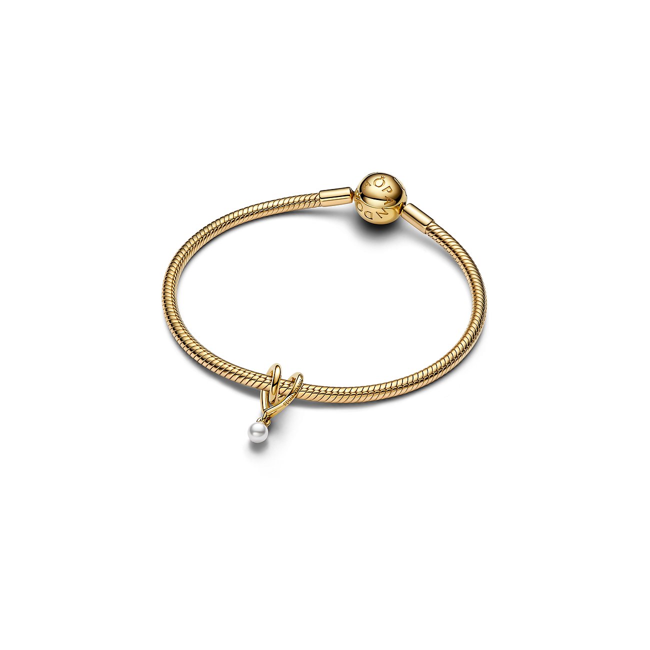 Ein Pandora Schlangenkettenarmband aus goldenem Metall mit einem Anhänger und einer hängenden Perle.