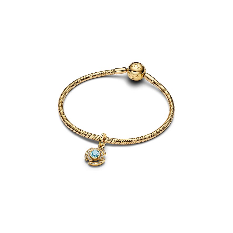 Pandora Armband aus glänzendem Metall in Gold, mit einem Anhänger mit blauem Zirkonia und weiteren Steinen.