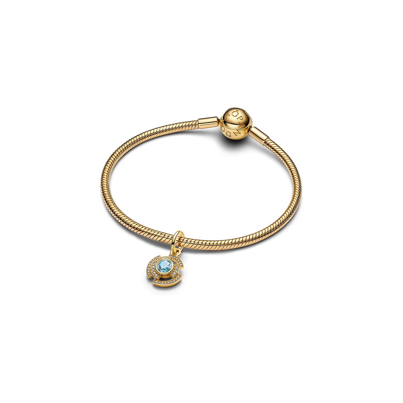 Pandora Armband aus glänzendem Metall in Gold, mit einem Anhänger mit blauem Zirkonia und weiteren Steinen.