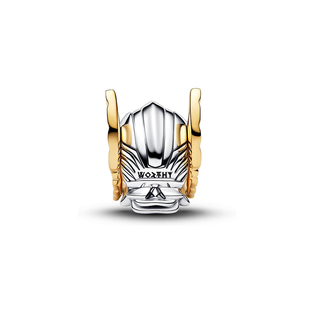 Pandora-Anhänger aus Bicolor-Silber und Metall, Thor-Helm mit goldfarbenen Flügeln und der Inschrift „WORTHY“.