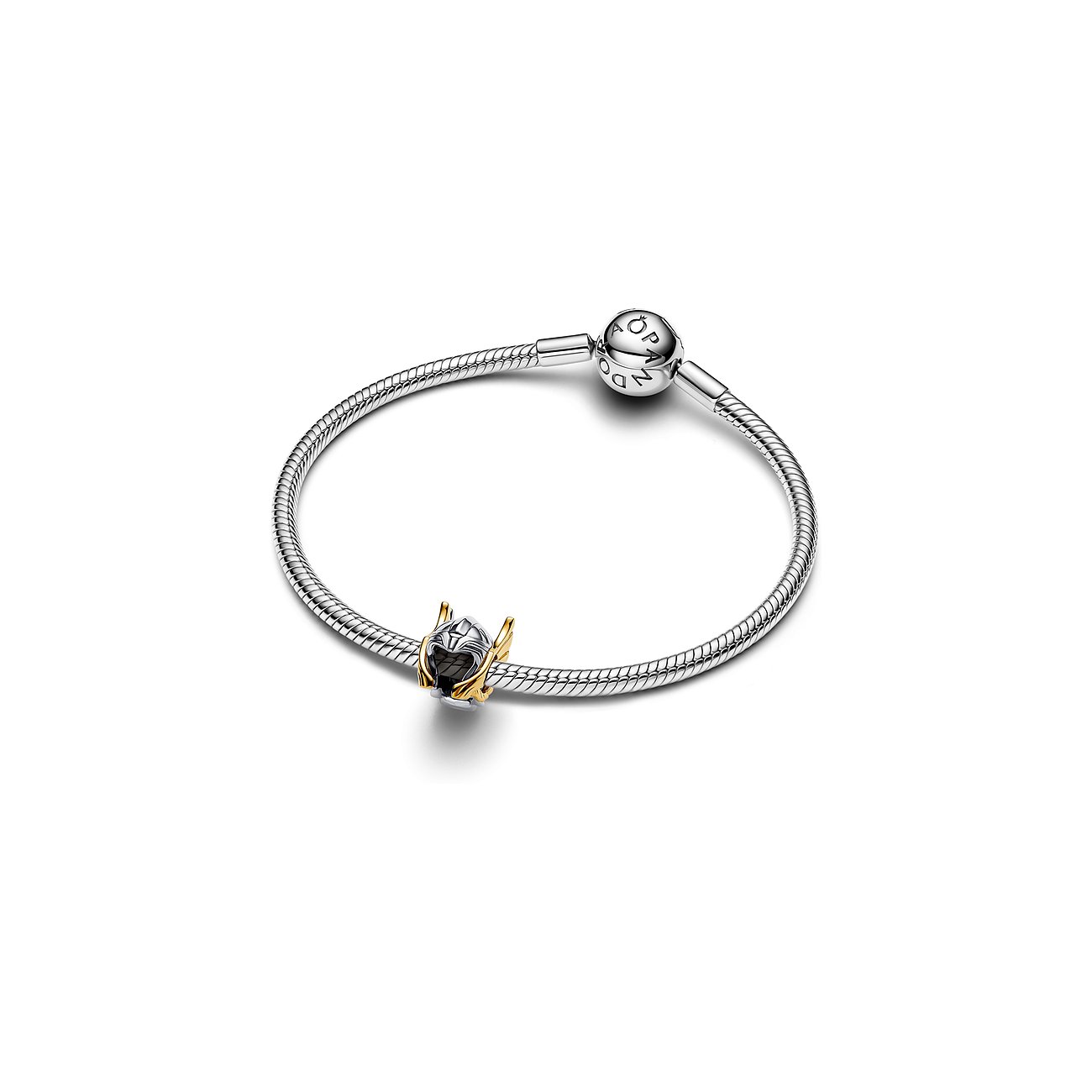 Pandora Anhängerschmuck aus 925er Silber und Metall. Ein Thor-Helm in Schwarz und Gold ist am Armband befestigt.