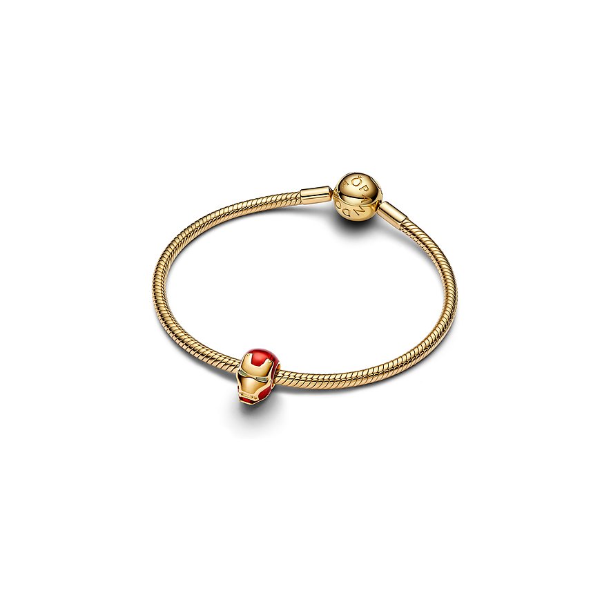 Pandora Anhängeschmuck aus Metall und Emaille. Ein goldfarbenes Armband mit einem Iron Man Helm Charm in Rot und Gold.