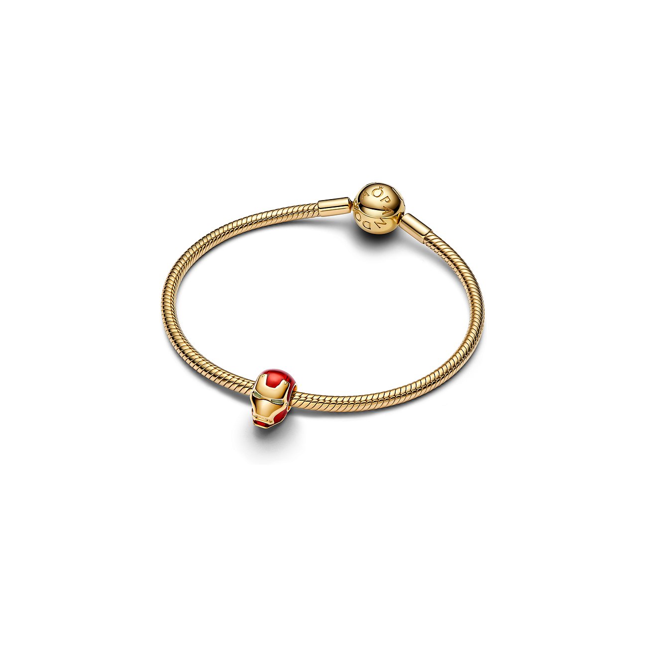 Pandora Anhängeschmuck aus Metall und Emaille. Ein goldfarbenes Armband mit einem Iron Man Helm Charm in Rot und Gold.