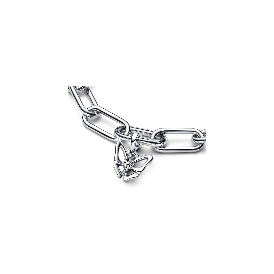 Pandora Armband mit einem Schmetterlings-Anhänger aus Silber und Zirkonia als Steinart.